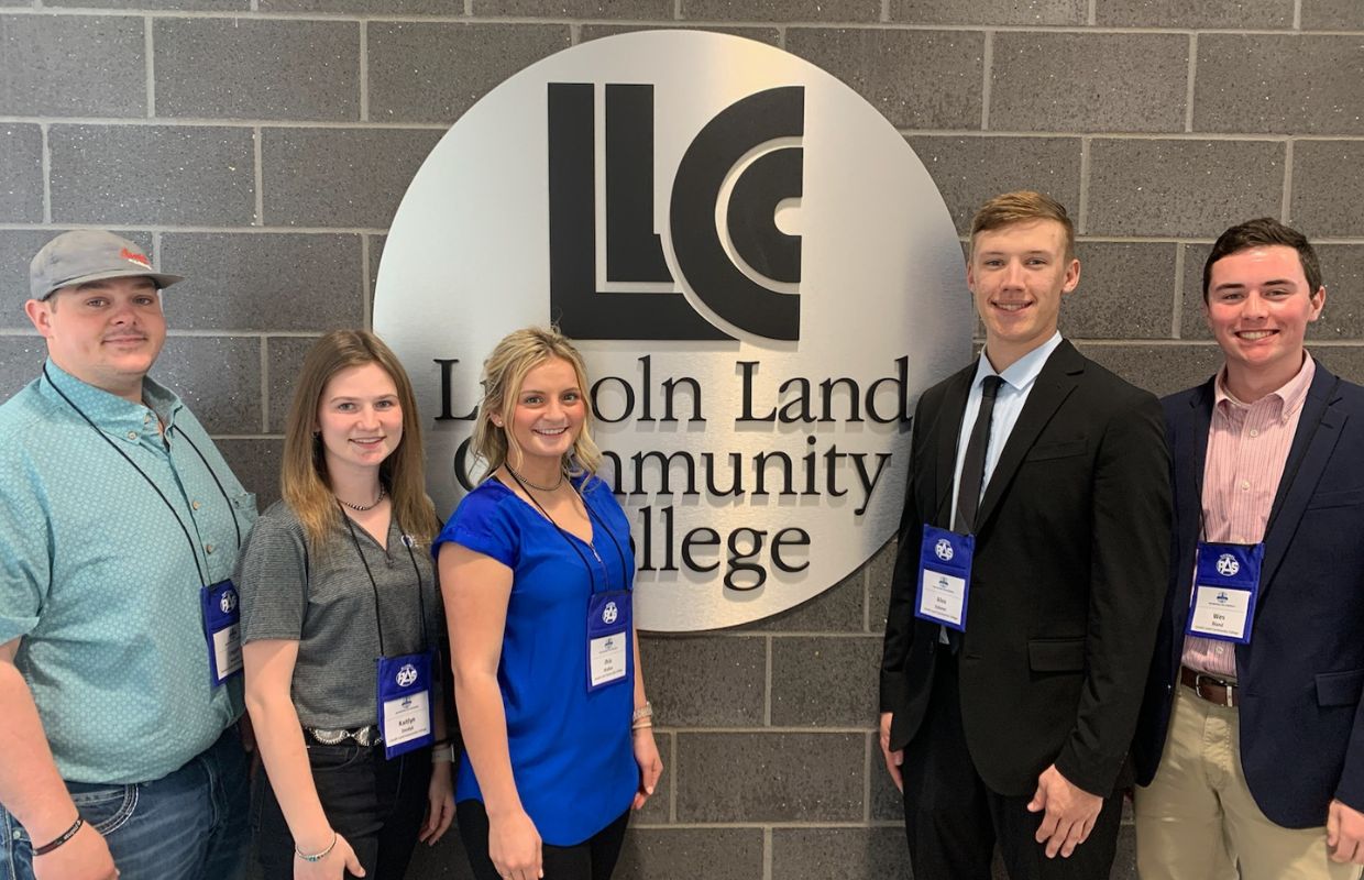 LLCC Ag Students l-r: Logan Kearns, Kaitlyn Zeedyk, Jhia Walker, Alex Sidener and Wes Bland