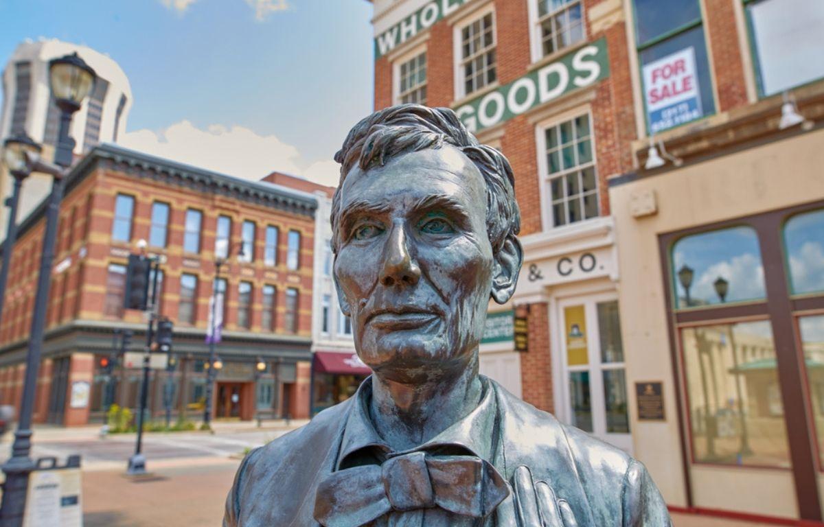 Abe Lincoln Statue - Shutterstock