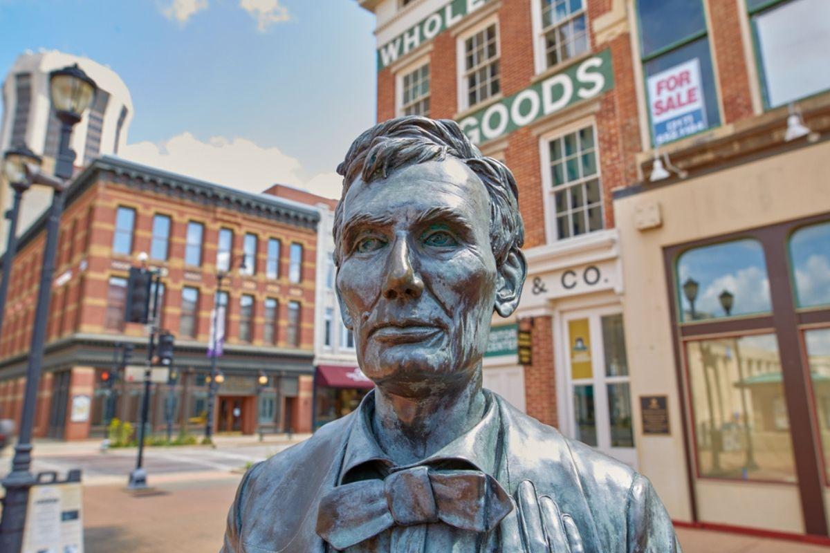 Abe Lincoln Statue - Shutterstock