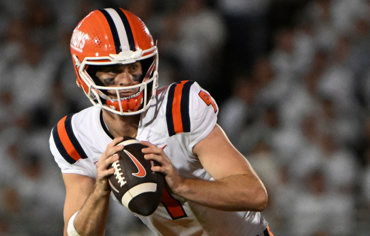 Fighting Illini quarterback Luke Altmyer