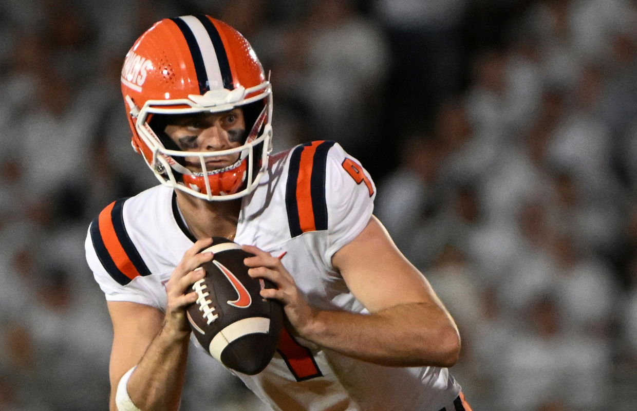 Fighting Illini quarterback Luke Altmyer