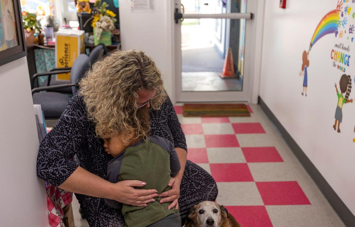 Heather Casner comforts Raydyan Taylor, 2.