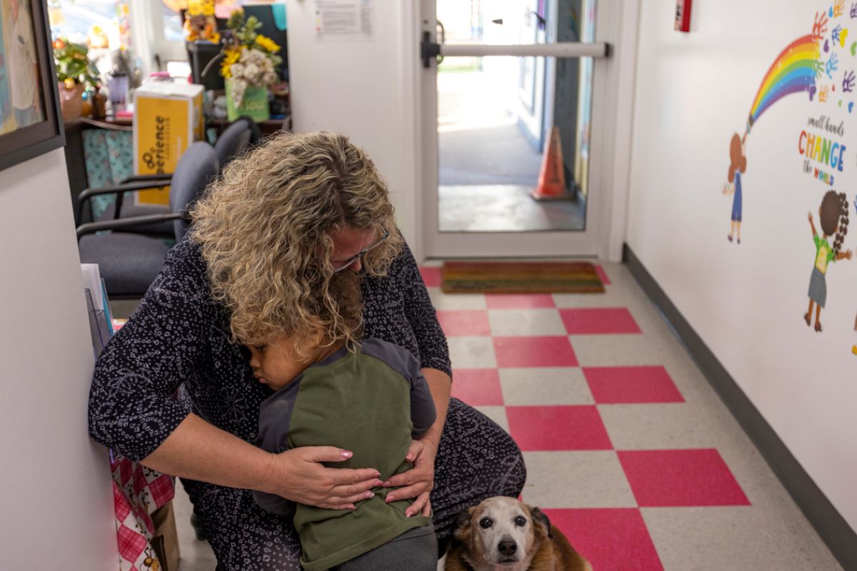 Heather Casner comforts Raydyan Taylor, 2.