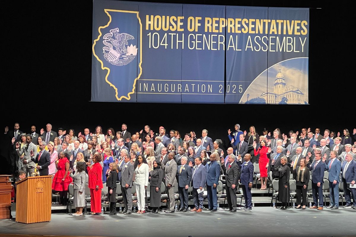Members of the Illinois House of Representatives for the 104th General Assembly take the oath of office