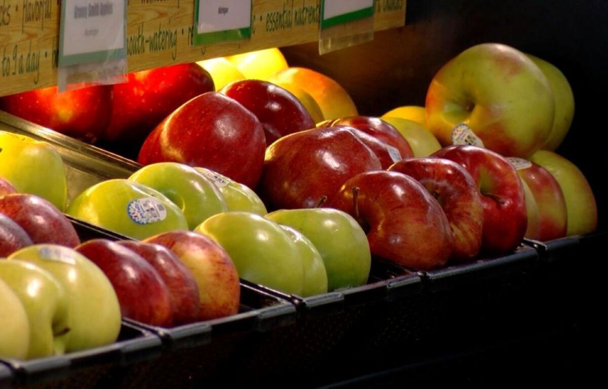 Apples are pictured at County Market in Springfield. (Capitol News Illinois photo by Andrew Campbell)