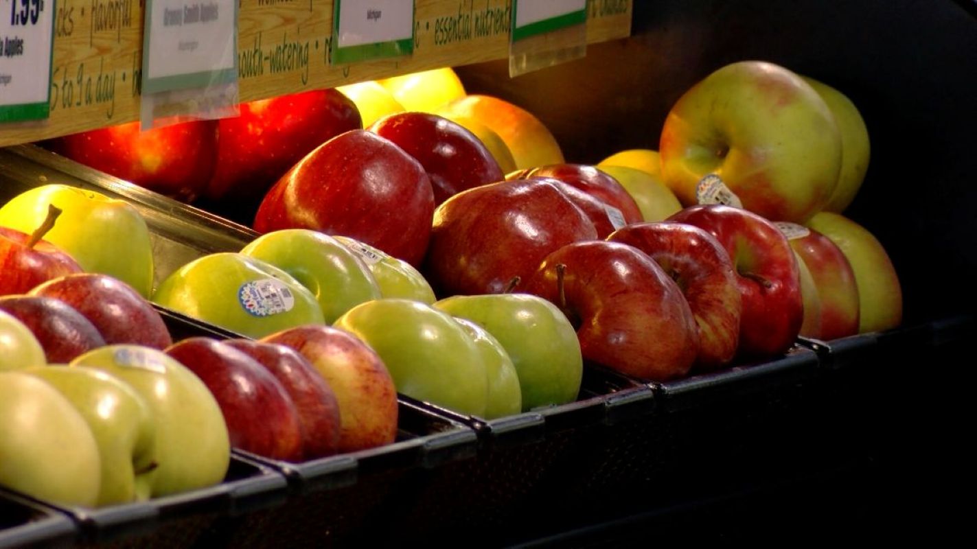 Apples are pictured at County Market in Springfield. (Capitol News Illinois photo by Andrew Campbell)