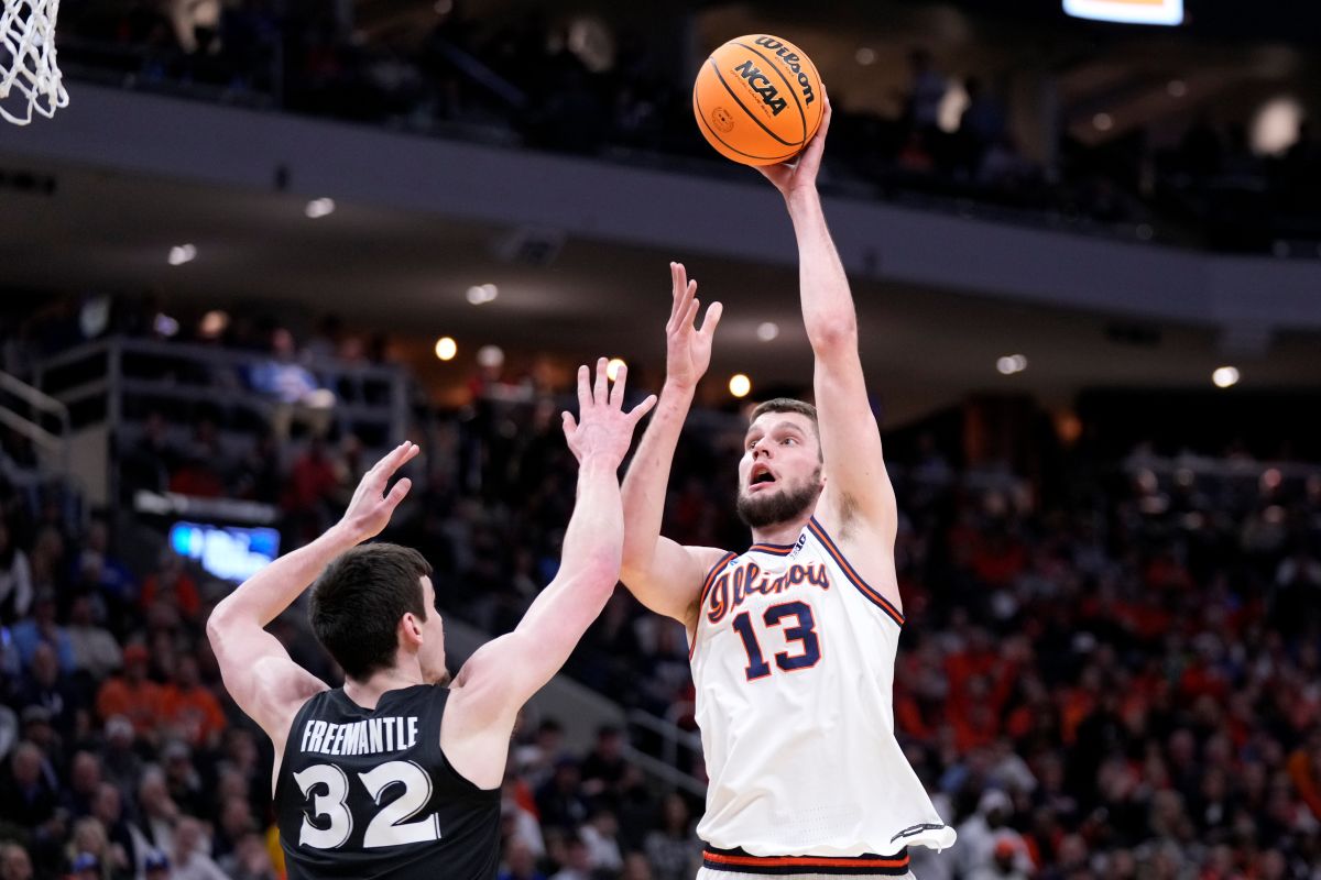 Illinois center Tomislav Ivisic (13) scores against Xavier forward Zach Freemantle (32) during the first half in the first round of the NCAA college basketball tournament, Friday, March 21, 2025, in Milwaukee. (AP Photo/Kayla Wolf)