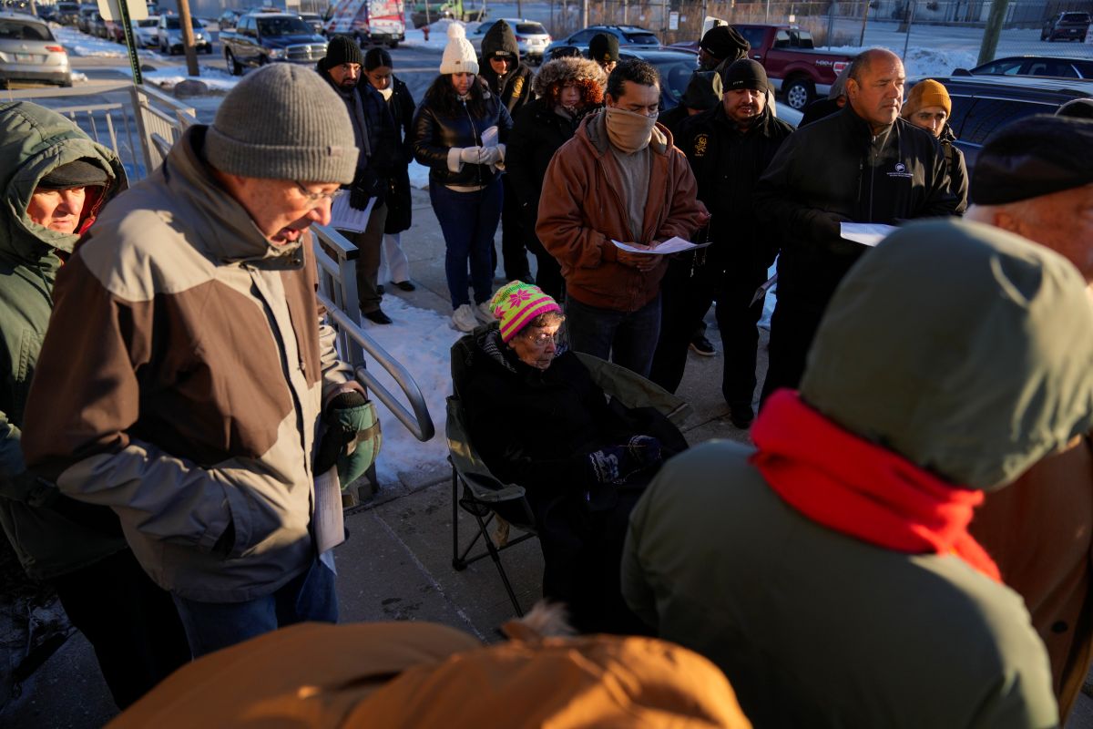 Sister JoAnn Persch, center, 90, a nun with the Sisters of Mercy, prays with others during a vigil outside a United States Immigration and Customs Enforcement detention facility Friday, Feb. 21, 2025, in Broadview, Ill. (AP Photo/Erin Hooley)