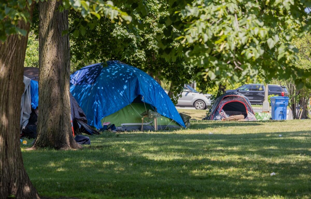 Several tents sit just off of Lake Shore Drive in Chicago’s Uptown neighborhood, in a park known for its homeless encampments. (Capitol News Illinois photo by Andrew Adams)