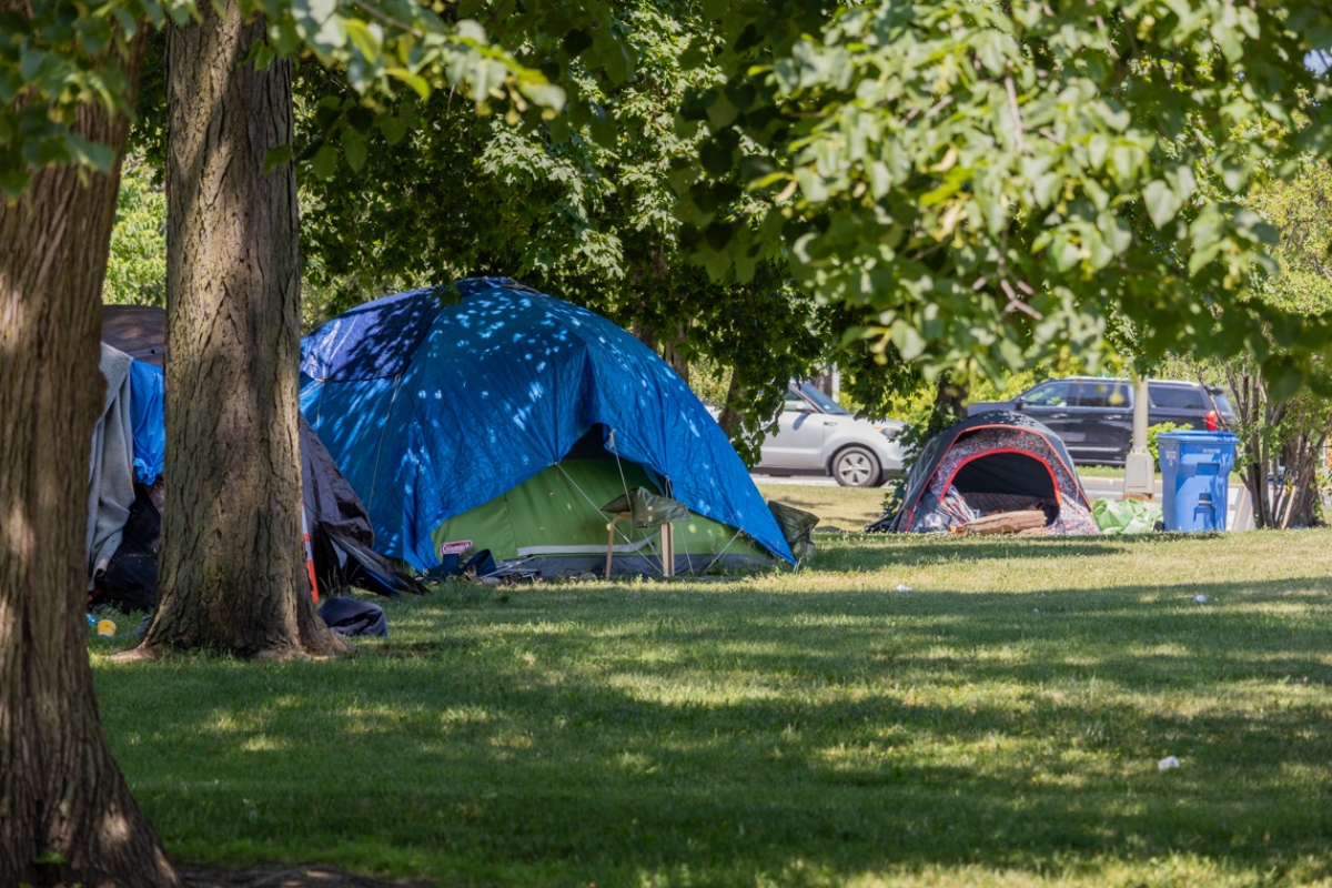Several tents sit just off of Lake Shore Drive in Chicago’s Uptown neighborhood, in a park known for its homeless encampments. (Capitol News Illinois photo by Andrew Adams)