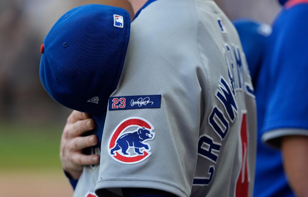 Chicago Cubs' Pete Crow-Armstrong wears a patch honoring Ryne Sandberg before a baseball game against the Milwaukee Brewers, Tuesday, July 29, 2025, in Milwaukee. (AP Photo/Aaron Gash)
