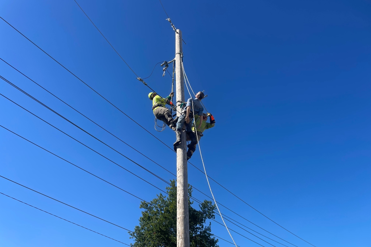 Ameren Illinois linemen working.