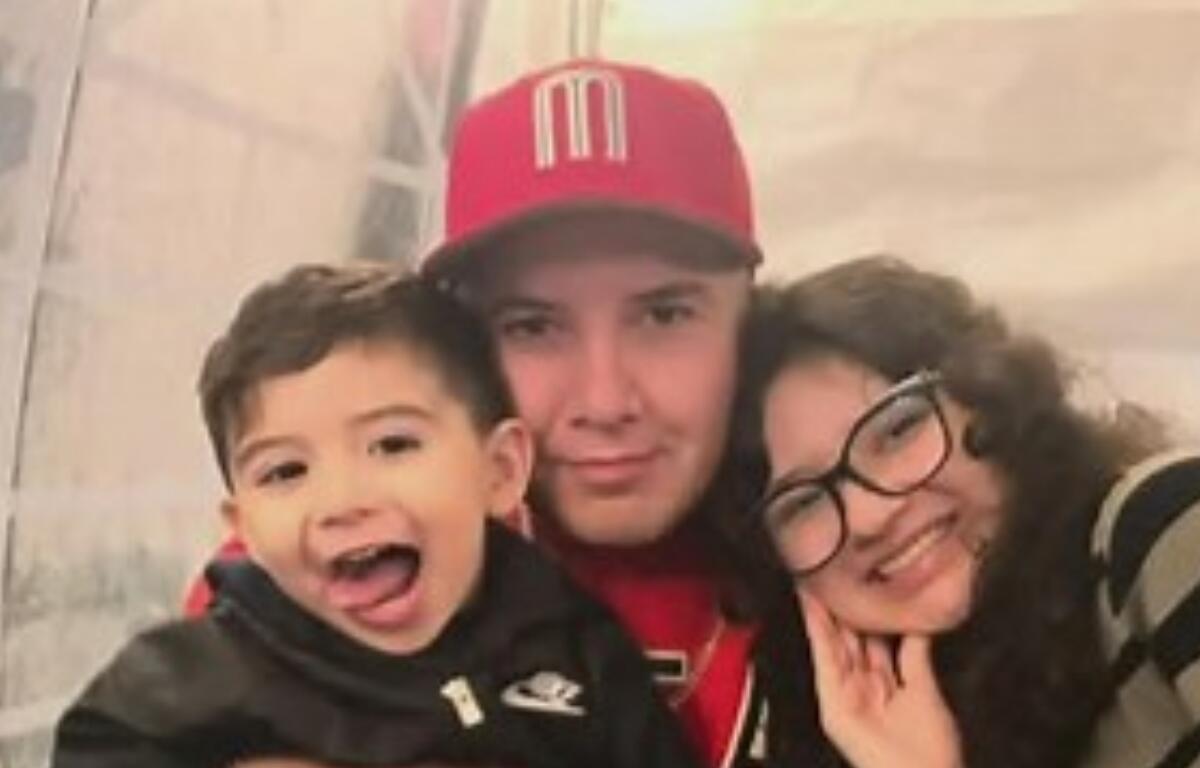 Ruben Torres Maldonado, center
