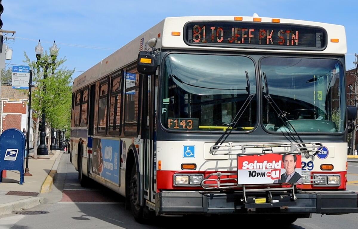 A Chicago Transit Authority bus leaves a stop on the city’s North Side. (Capitol News Illinois photo by Andrew Adams)