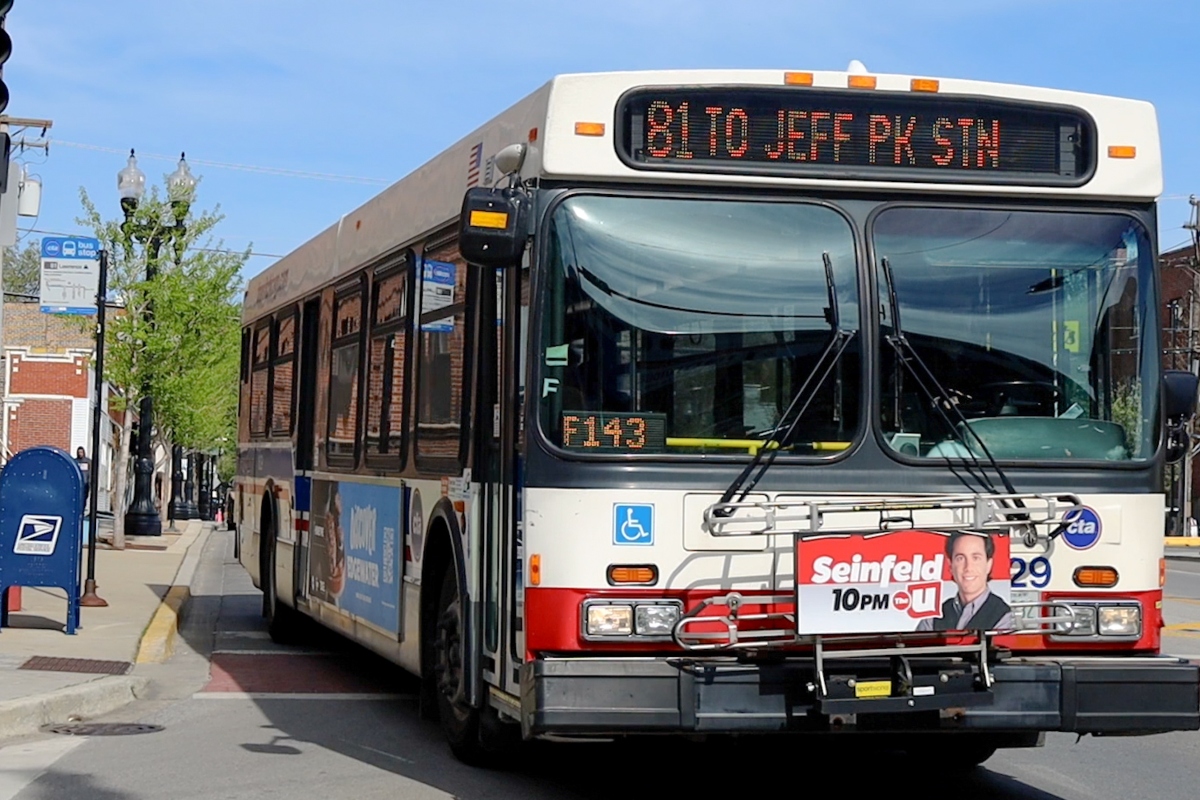 A Chicago Transit Authority bus leaves a stop on the city’s North Side. (Capitol News Illinois photo by Andrew Adams)