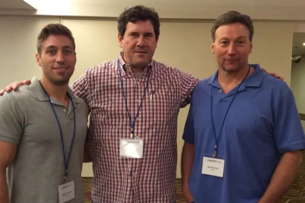 Bill Clutter (center)