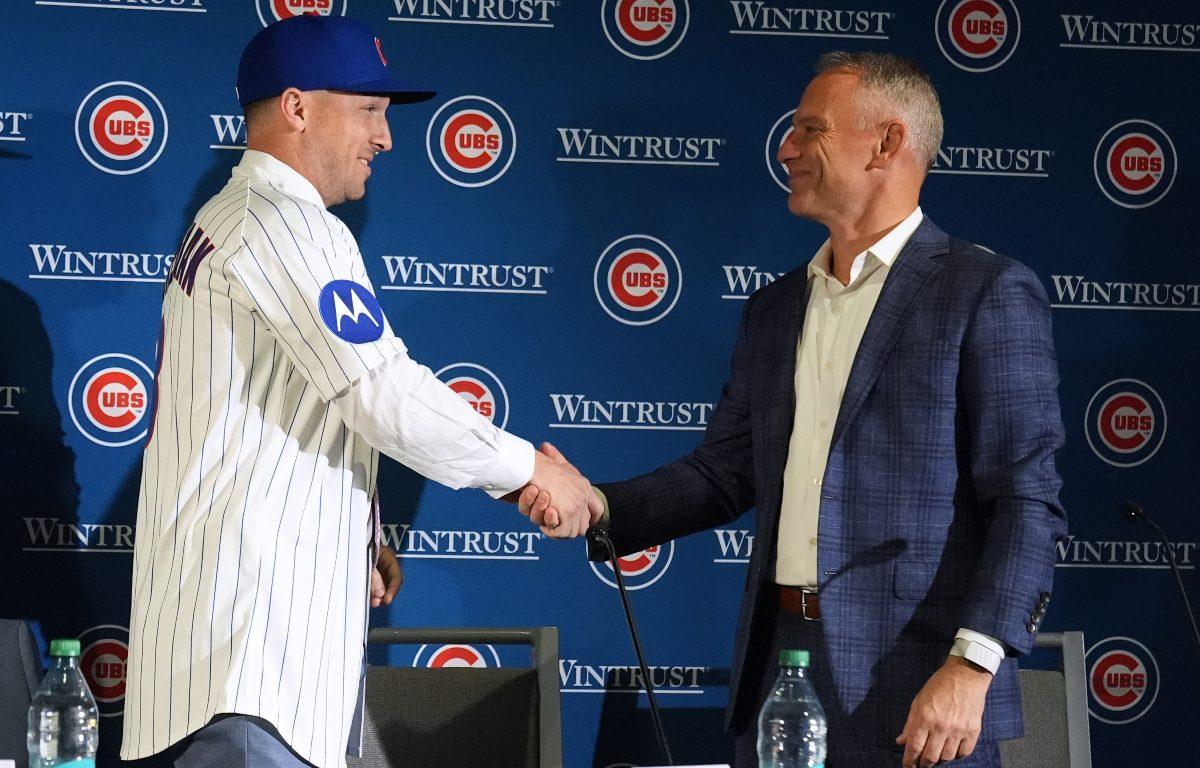 New Chicago Cubs infielder Alex Bregman, left, shakes hands with Chicago Cubs president of baseball operations Jed Hoyer at a news conference in Chicago, on Thursday, Jan. 15, 2026. (AP Photo/Nam Y. Huh)