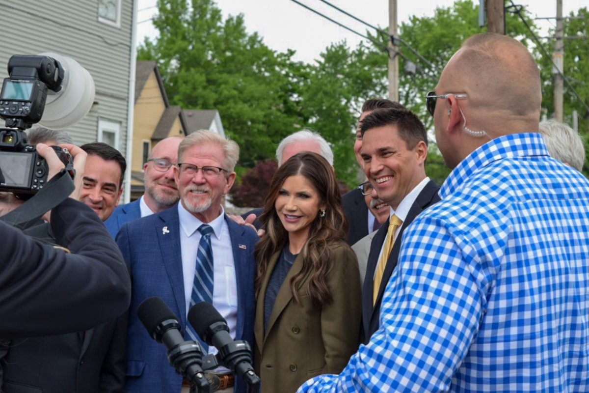 U.S. Department of Homeland Security Kristi Noem poses with Illinois Republicans during a May 2025 visit to Springfield. (Capitol News Illinois file photo by Jade Aubrey)