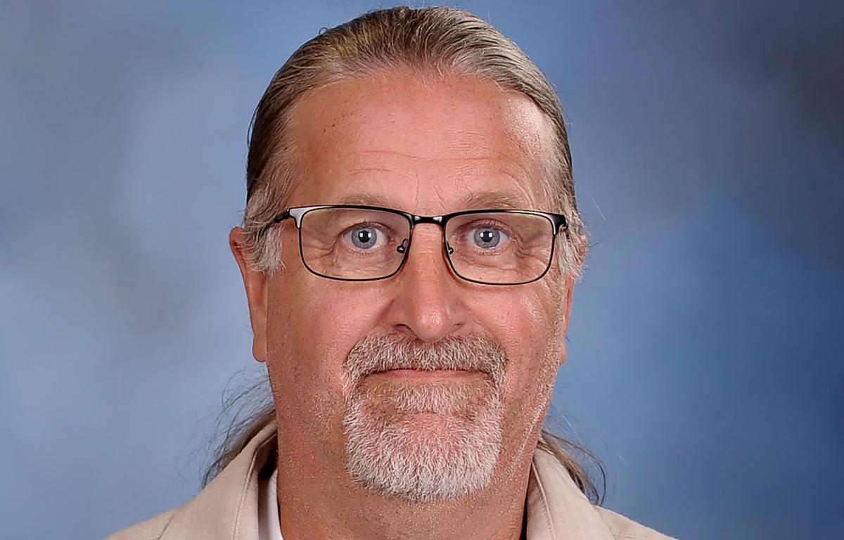 Doug Thurman, a surgical technologist in the Surgical Services department, received the award.