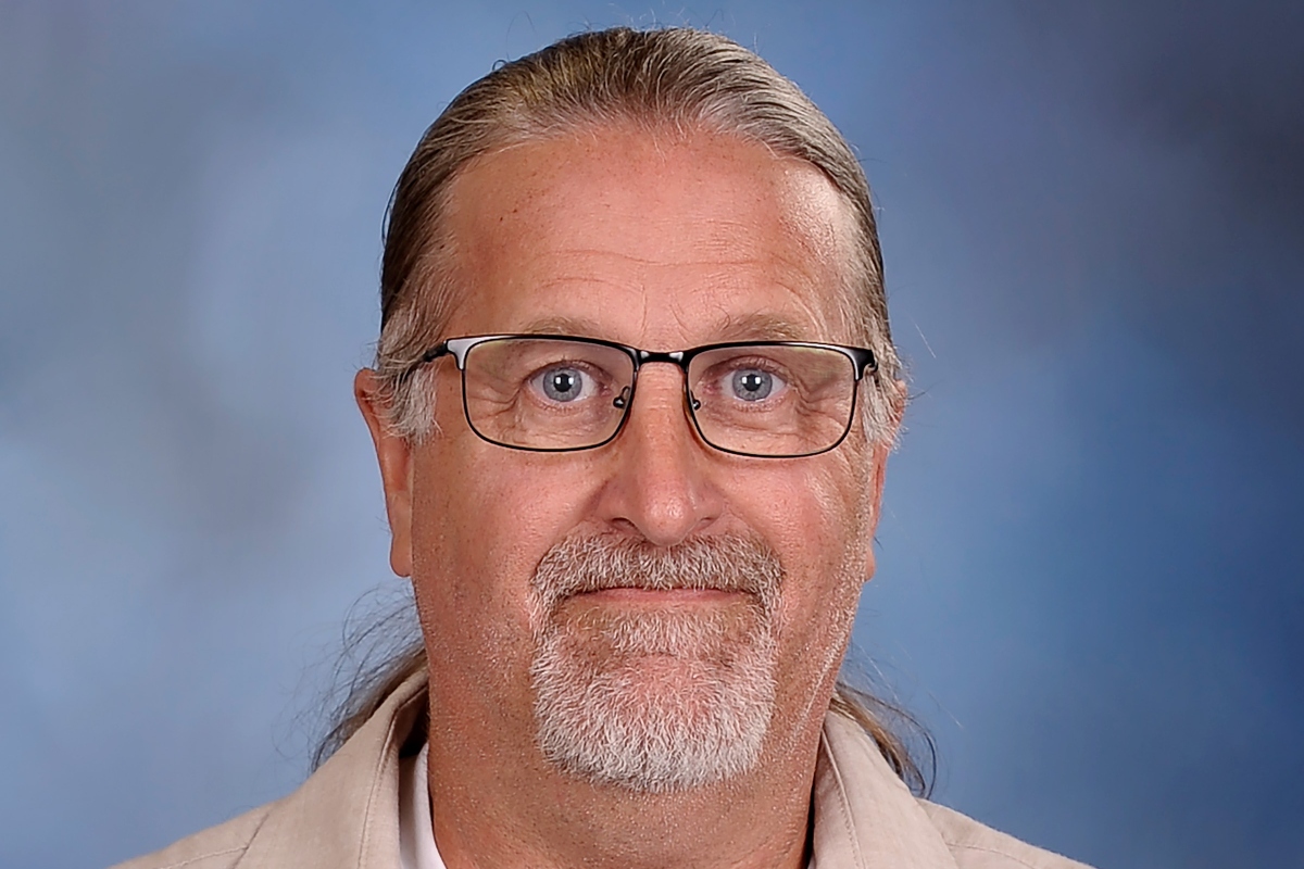 Doug Thurman, a surgical technologist in the Surgical Services department, received the award.