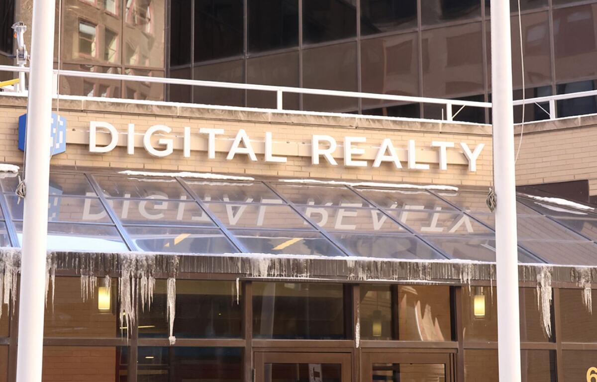 While the AI race sparked heightened interest in data centers, most of the centers in the state are multi-tenant retail centers — shared by numerous organizations and highly connected with telecommunications, cloud computing and other providers. The Digital Realty center on Chicago’s South loop is an example. (Medill Illinois News Bureau photo by Gabriel Castilho)