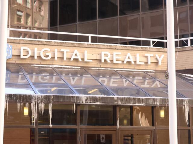 While the AI race sparked heightened interest in data centers, most of the centers in the state are multi-tenant retail centers — shared by numerous organizations and highly connected with telecommunications, cloud computing and other providers. The Digital Realty center on Chicago’s South loop is an example. (Medill Illinois News Bureau photo by Gabriel Castilho)