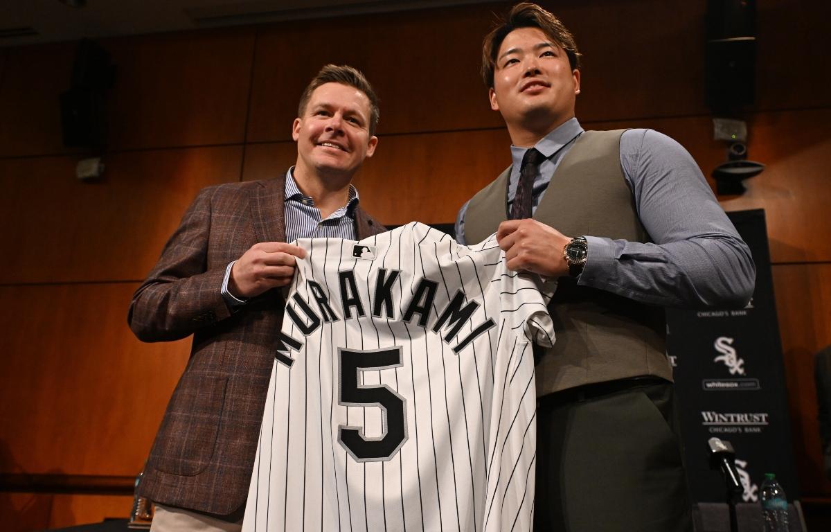 FILE - Newly acquired Chicago White Sox infielder Munetaka Murakami, right, poses with Chicago White Sox executive vice president/ general manager Chris Getz, left, at Rate Field during a press conference Monday, Dec. 22, 2025, in Chicago. (AP Photo/Paul Beaty, File)
