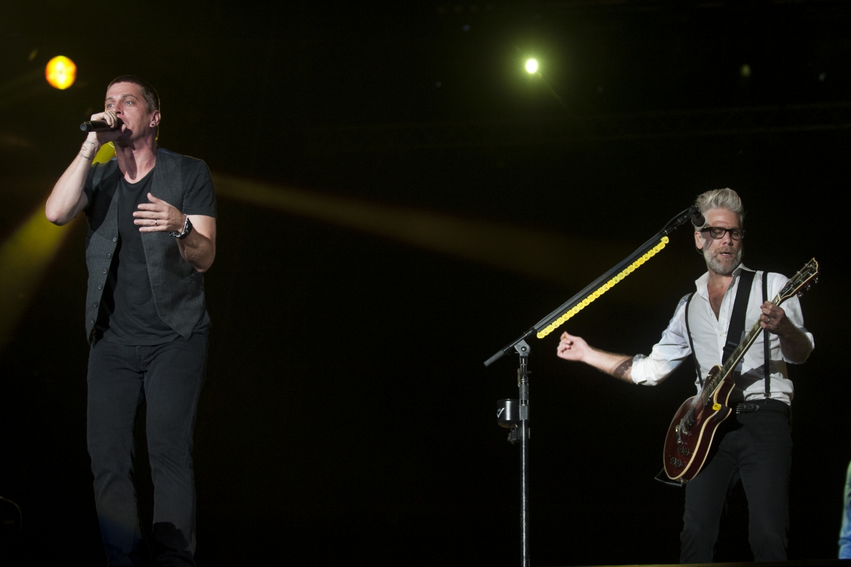 RIO DE JANEIRO, BRAZIL - SEPTEMBER 20: Matchbox 20 band vocalist Rob Thomas(L) performs during the Rock in Rio 2013 concert , on September 20, 2013 in Rio de Janeiro, Brazil.