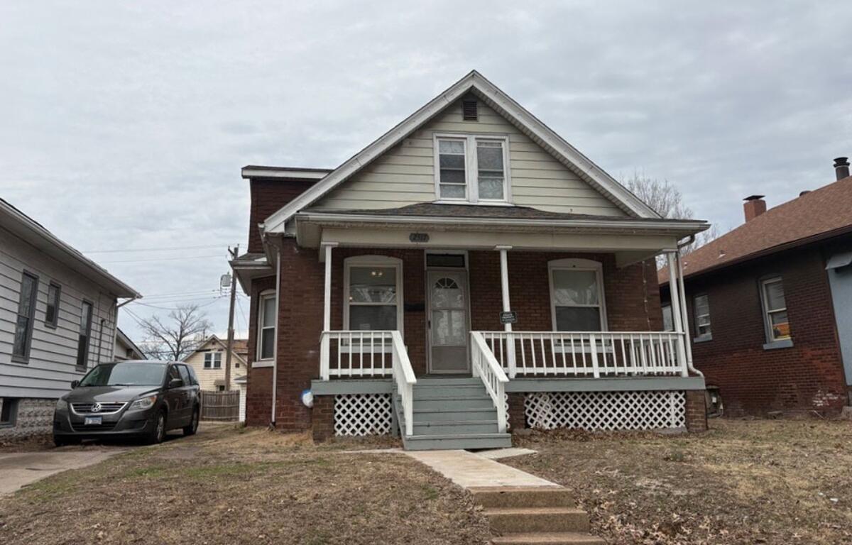 The house in the 2500 block of Iowa Street in Granite City where an illegal dental office operated. (Capitol News Illinois photo by Beth Hundsdorfer)