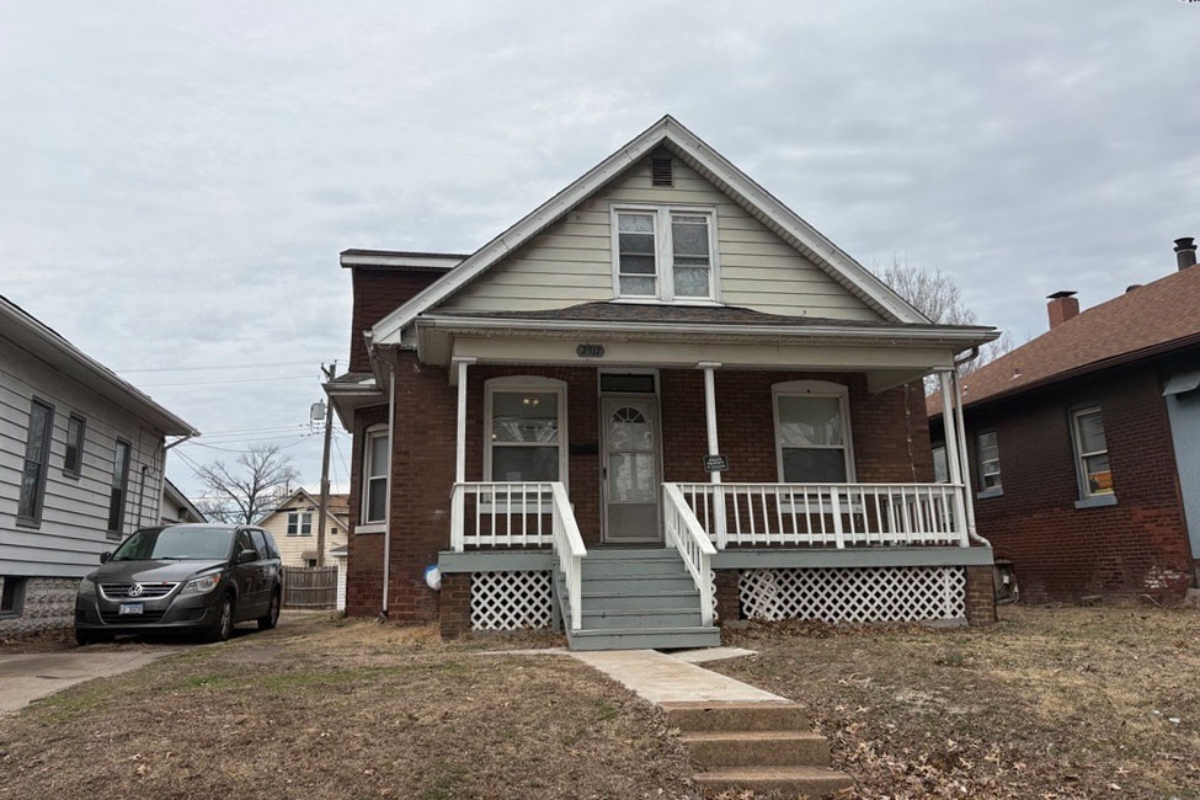 The house in the 2500 block of Iowa Street in Granite City where an illegal dental office operated. (Capitol News Illinois photo by Beth Hundsdorfer)