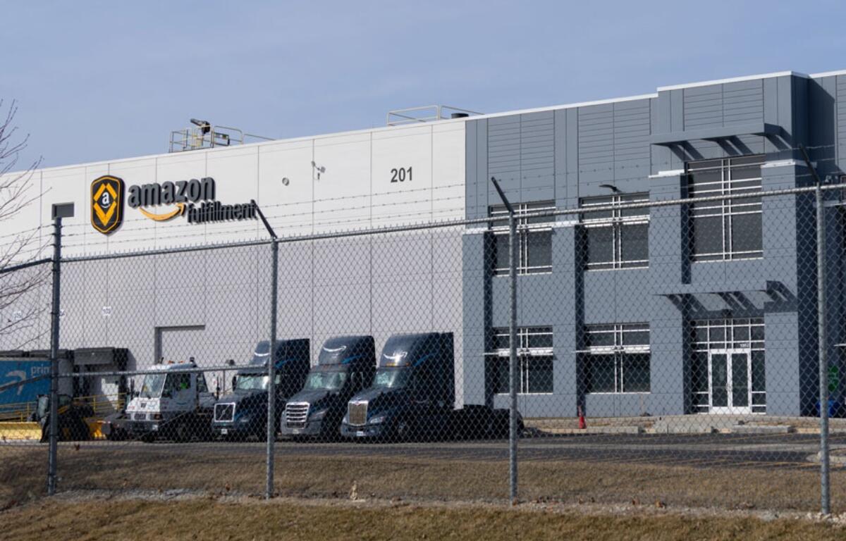 The 700,000 square-foot Amazon fulfillment is one of several in the area south of Joliet. (Medill Illinois News Bureau photo by Gabriel Matias Castilho)
