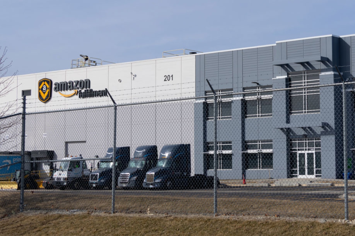 The 700,000 square-foot Amazon fulfillment is one of several in the area south of Joliet. (Medill Illinois News Bureau photo by Gabriel Matias Castilho)