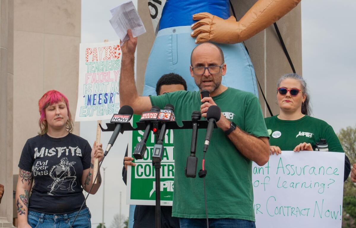 University of Illinois Springfield theatre professor and faculty union president Dathan Powell speaks at a news conference about the UIS faculty strike. Cheers erupted from the crowd as he spoke about his experiences bargaining with the university. (Capitol News Illinois photo by Jenna Schweikert)