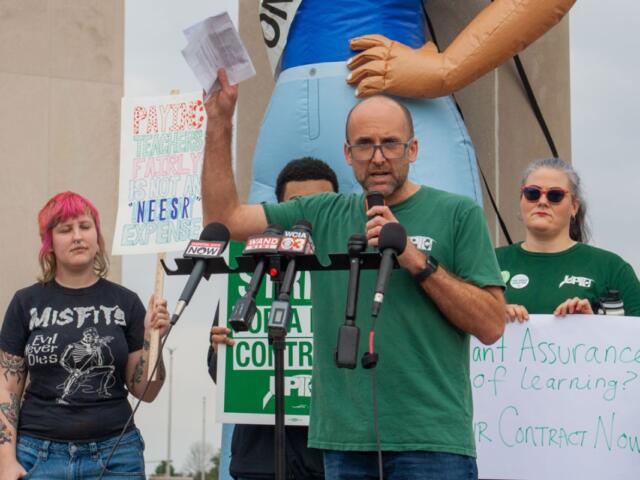 University of Illinois Springfield theatre professor and faculty union president Dathan Powell speaks at a news conference about the UIS faculty strike. Cheers erupted from the crowd as he spoke about his experiences bargaining with the university. (Capitol News Illinois photo by Jenna Schweikert)