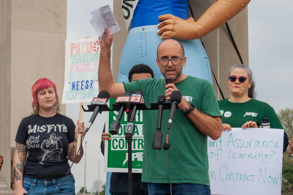University of Illinois Springfield theatre professor and faculty union president Dathan Powell speaks at a news conference about the UIS faculty strike. Cheers erupted from the crowd as he spoke about his experiences bargaining with the university. (Capitol News Illinois photo by Jenna Schweikert)