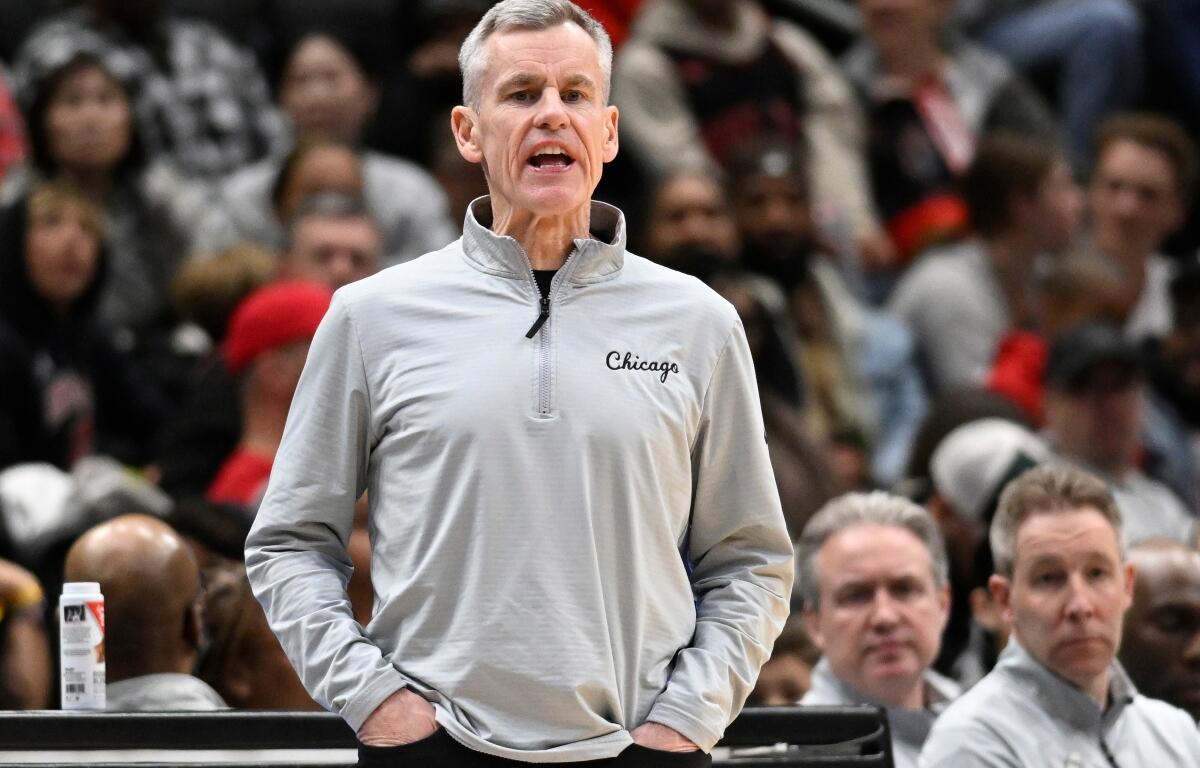Chicago Bulls head coach Billy Donovan shouts instructions during the second half of an NBA basketball game against the Washington Wizards, Tuesday, April 7, 2026, in Washington. (AP Photo/John McDonnell)