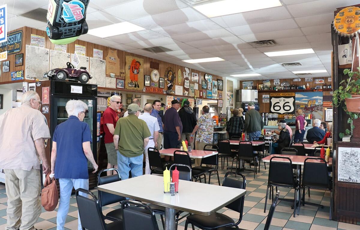 Customers filled the restaurant during the lunchtime rush. (Medill Illinois News Bureau photo by Chloe Park)