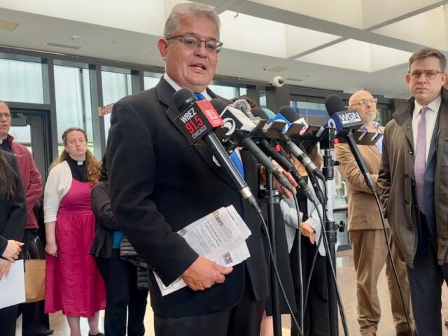 Former U.S. District Judge Rubén Castillo, who served as the head of the Gov. JB Pritzker-appointed Illinois Accountability Commission that memorialized federal immigration agents’ alleged abuses during “Operation Midway Blitz,” addresses reporters on Thursday, May 21, 2026, in the Cook County criminal courthouse. (Capitol News Illinois photo by Hannah Meisel)