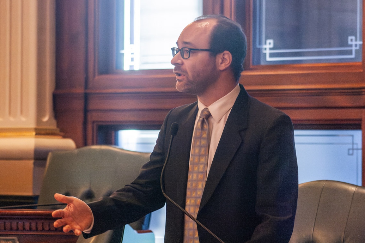 Rep. Daniel Didech, D-Buffalo Grove, speaks on the House floor May 27. His bill would make Illinois the third state to regulate frontier AI models. (Capitol News Illinois photo by Jenna Schweikert)