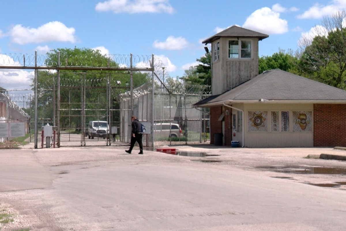Logan Correctional Center in Lincoln will not be rebuilt under the state’s prison rebuild plan. Instead, two prisons will be built in Crest Hill. (Capitol News Illinois photo by Andrew Campbell)