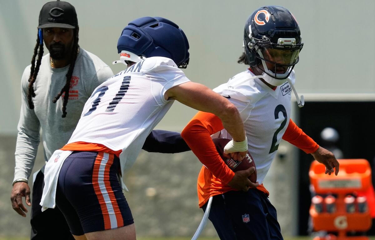 Chicago Bears defensive backs Coby Bryant, right, works with Dillon Thieneman during the NFL football team's practice in Lake Forest, Ill., Wednesday, June 10, 2026. (AP Photo/Nam Y. Huh)