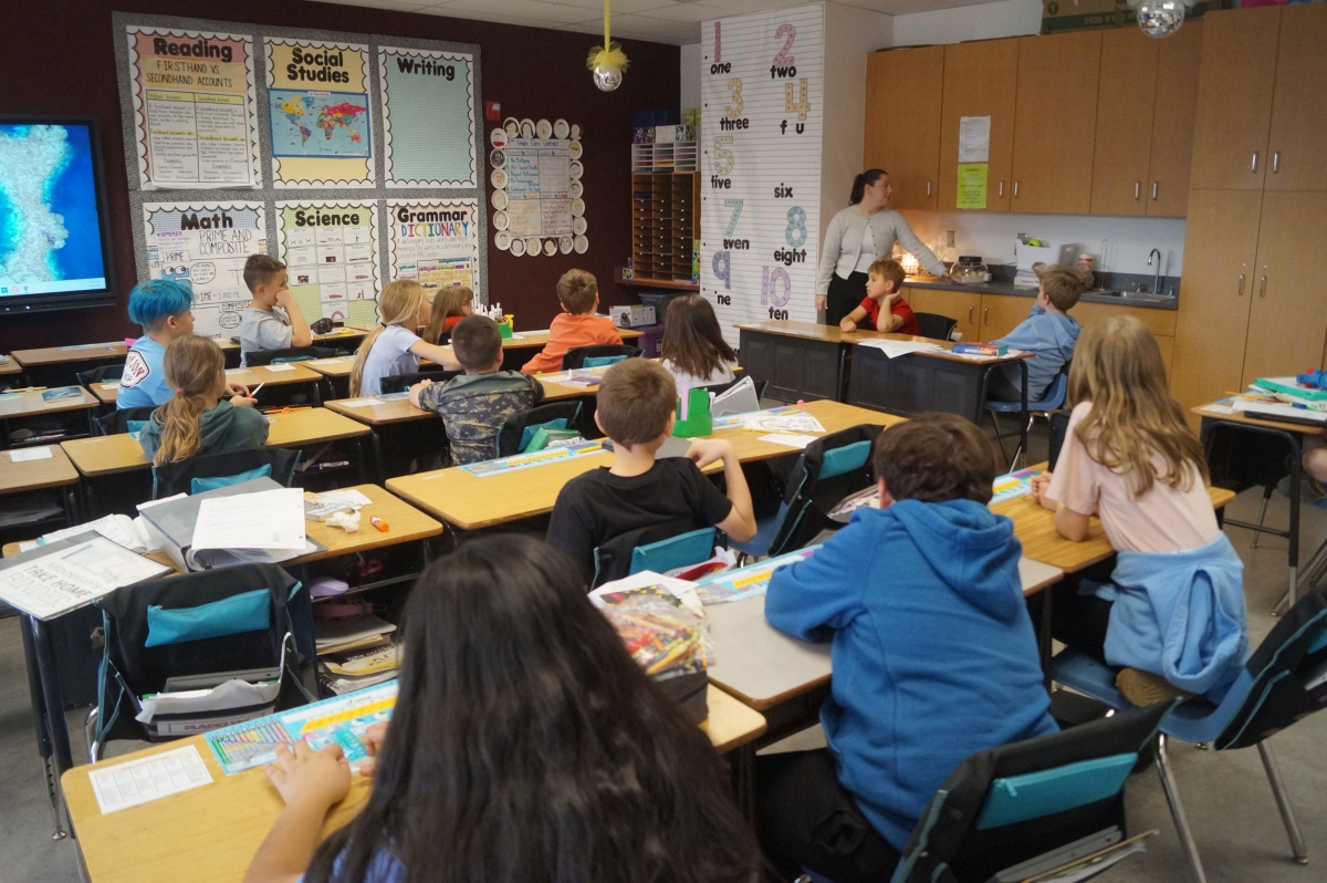 A teacher leads elementary students during class at Community Consolidated School District 204, in Pinckneyville. (Capitol News Illinois photo by Peter Hancock)