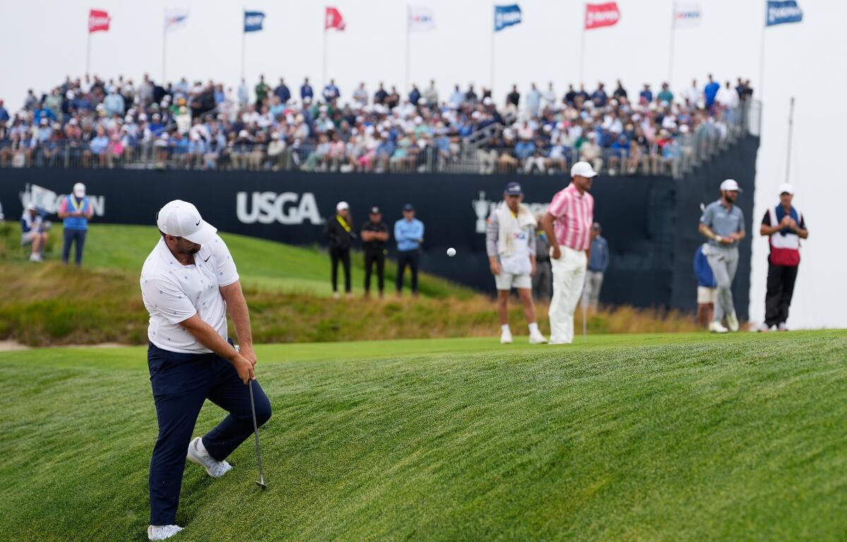 Chris Gotterup chips to the green on the 11th hole during the first round of the U.S. Open golf tournament at Shinnecock Hills Golf Club in Southampton, N.Y., Thursday, June 18, 2026.(AP Photo/George Walker IV)