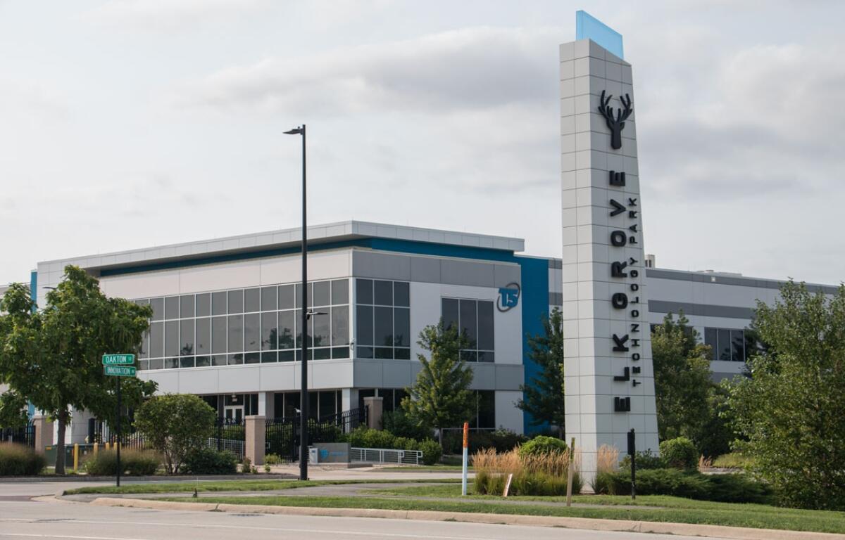 The T5@Chicago II hyperscale data center sits at 200 Innovation Drive in Elk Grove Village, nicknamed the ‘data center capital of the Midwest’ for its high per-capita concentration of data centers. (Capitol News Illinois photo by Maggie Dougherty)