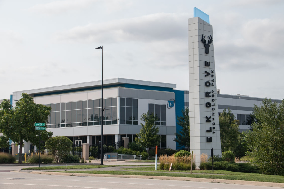 The T5@Chicago II hyperscale data center sits at 200 Innovation Drive in Elk Grove Village, nicknamed the ‘data center capital of the Midwest’ for its high per-capita concentration of data centers. (Capitol News Illinois photo by Maggie Dougherty)