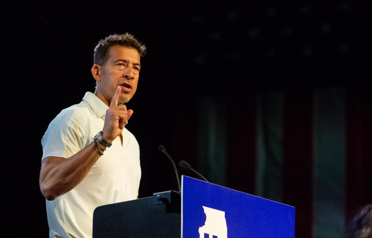 Secretary of State Alexi Giannoulias speaks at the Illinois Democratic County Chairs’ Association annual breakfast in Springfield on Aug. 19, 2026. (Capitol News Illinois photo by Jerry Nowicki)