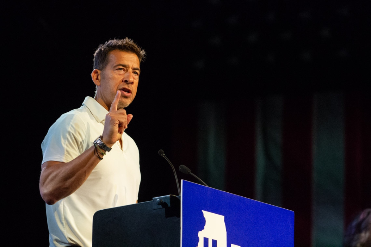 Secretary of State Alexi Giannoulias speaks at the Illinois Democratic County Chairs’ Association annual breakfast in Springfield on Aug. 19, 2026. (Capitol News Illinois photo by Jerry Nowicki)