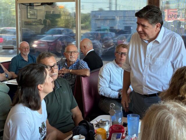 Gov. JB Pritzker speaks to Emily Waugh of Oregon at Lulu’s Diner in Springfield on Thursday, Aug. 27, 2026. (Capitol News Illinois photo by Ben Szalinski)