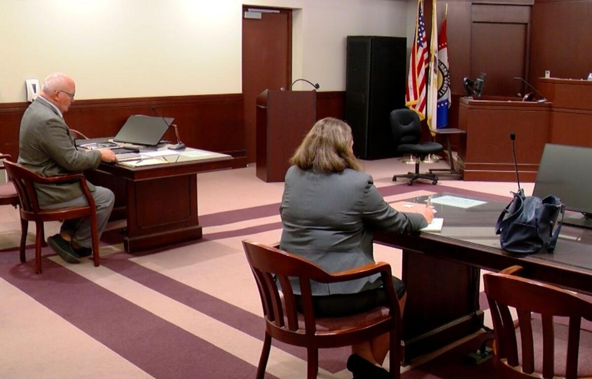 Attorneys for Capitol News Illinois, left, and the Illinois Attorney General’s office speak to Sangamon County Judge Jack Davis II during a hearing on Sept. 9, 2026. (Capitol News Illinois photo by Andrew Campbell. Photo cropped to fit CCN size requirements.)