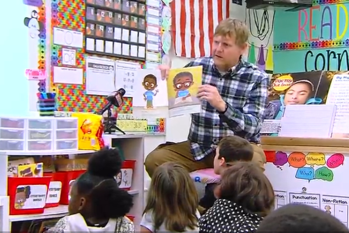 Shane Briggs reads to students at Southern View Elementary School in Springfield District 186.